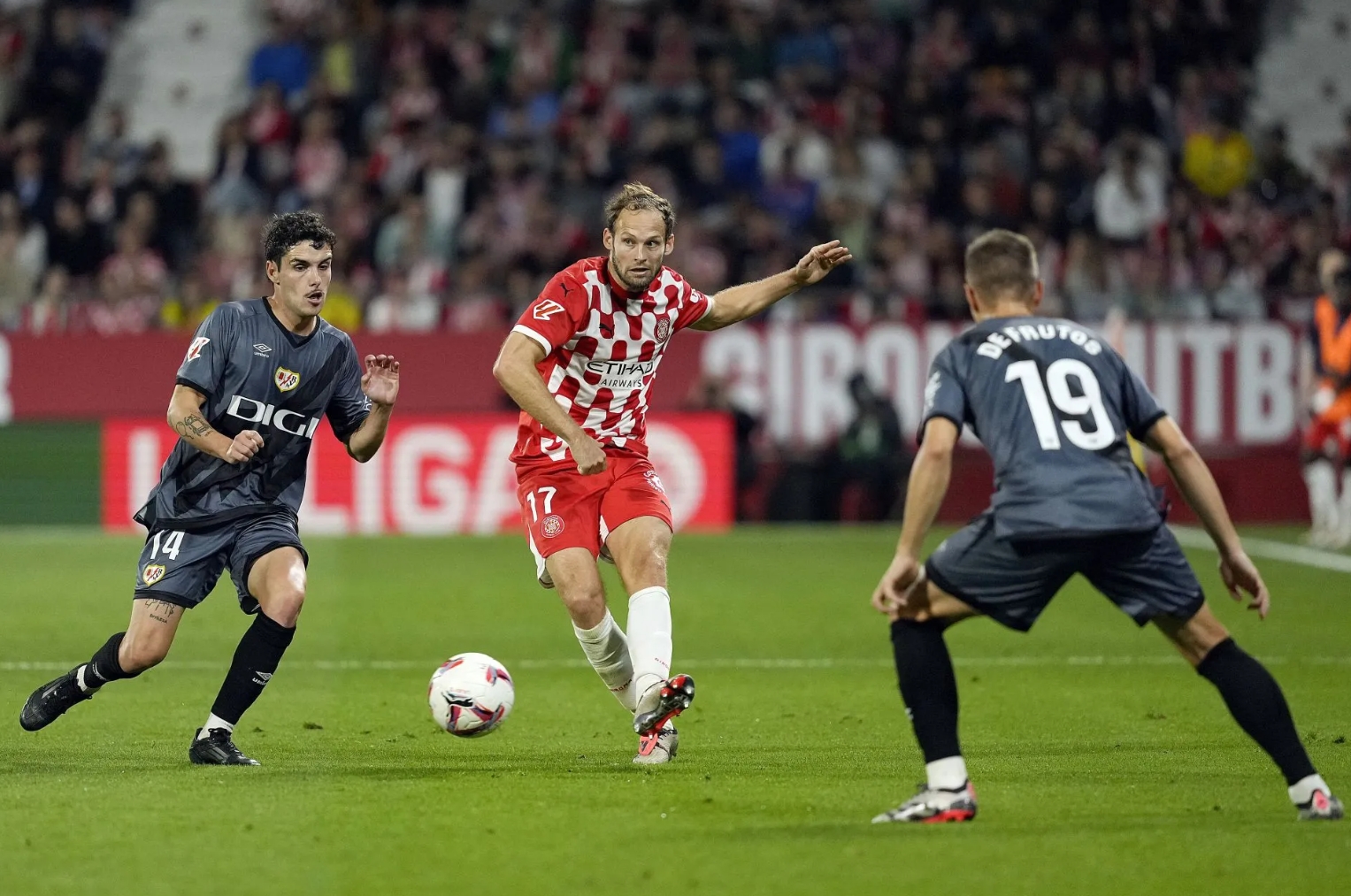 半岛体育登录入口-包含巴塞罗那取胜晋级悬念，小组排名仍未确定的词条