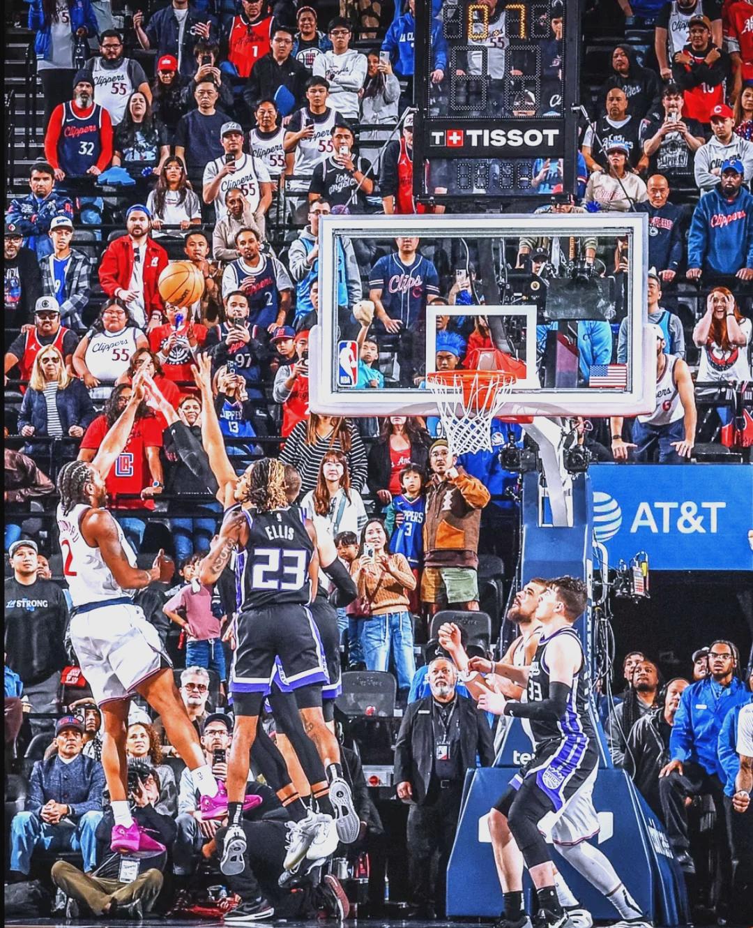 半岛体育官方入口-快船取连胜，莱纳德爆砍+狂揽篮板刷新个人纪录